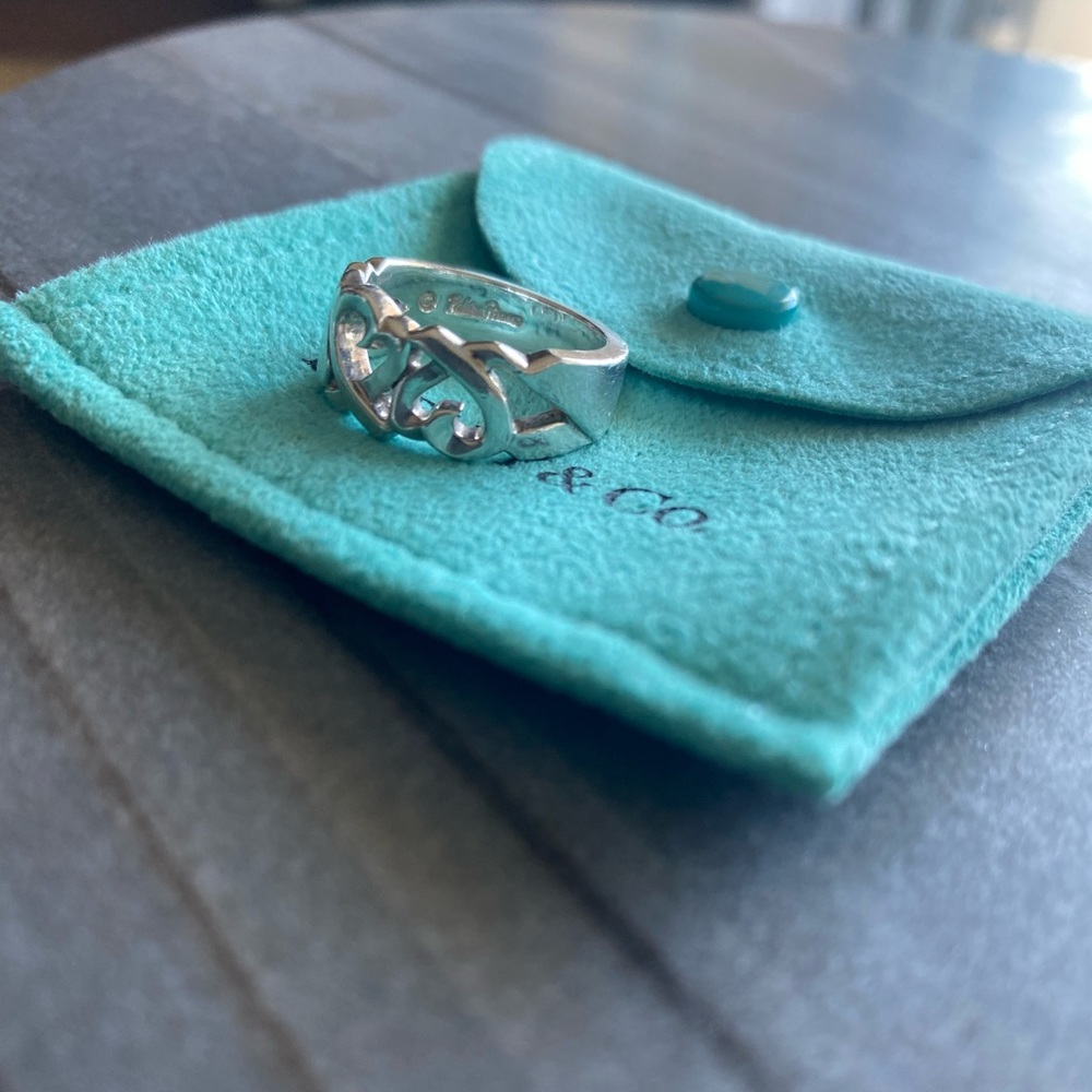 Tiffany & Co Paloma Picasso®
Loving Heart Band Ring